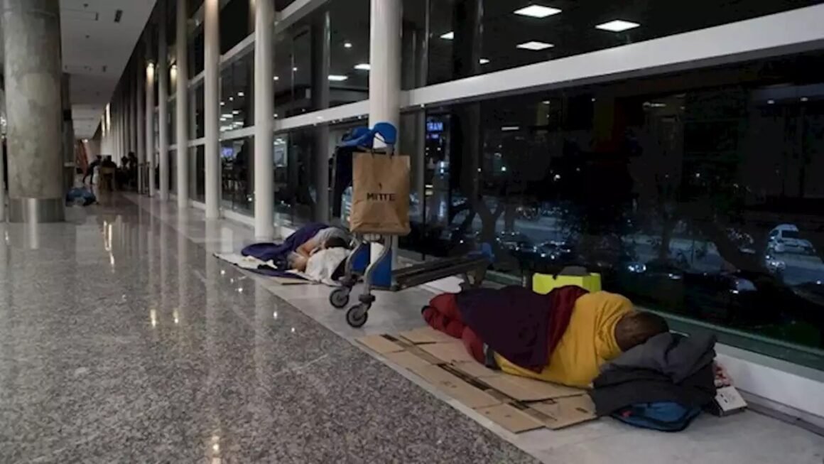Denuncian el desalojo de 100 personas que dormían en Aeroparque