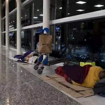 Denuncian el desalojo de 100 personas que dormían en Aeroparque