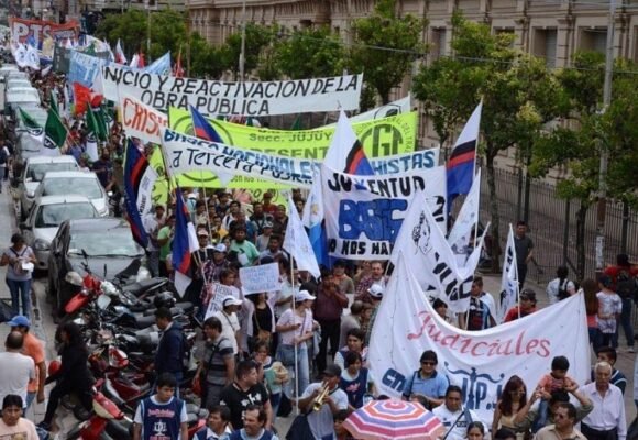 Jujuy: Masiva protesta de docentes por salarios dignos