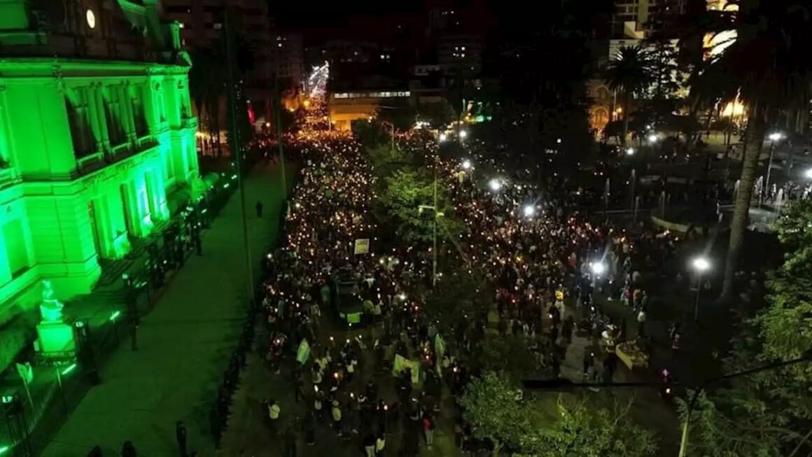Masiva marcha de antorchas contra la represión en Jujuy