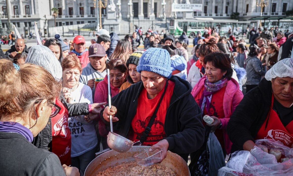 Presentan un proyecto salarial para las cocineras comunitarias