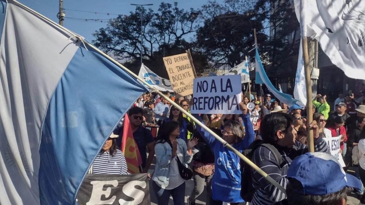 Jujuy: Los docentes seguirán de paro por tiempo indeterminado