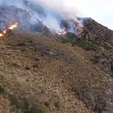 Córdoba: Combaten incendios forestales en el Cerro Uritorco