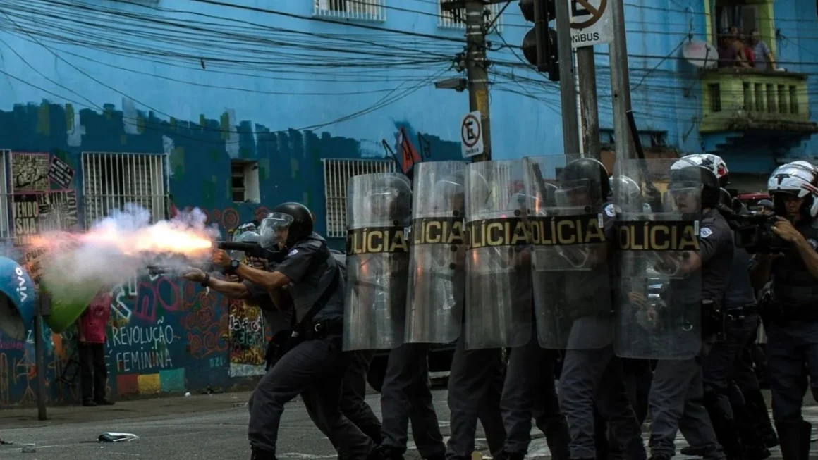 Más de 40 muertos en operativos policiales en barrios de Brasil