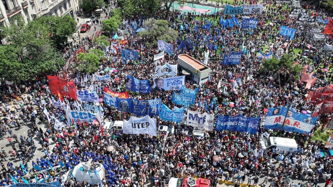 Masiva manifestación contra el DNU del Gobierno