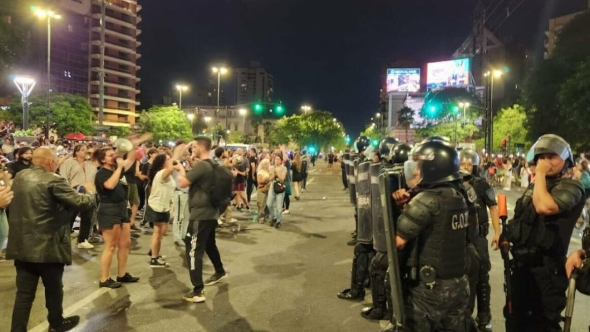 Represión policial en el cacerolazo de Córdoba