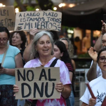 Cortes, protestas y cacerolazos contra del DNU, la Ley Ómnibus y el ajuste