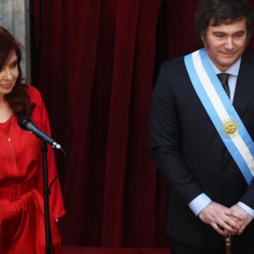 Cristina Kirchner a Javier Milei: “Están jugando con la mesa de los argentinos”