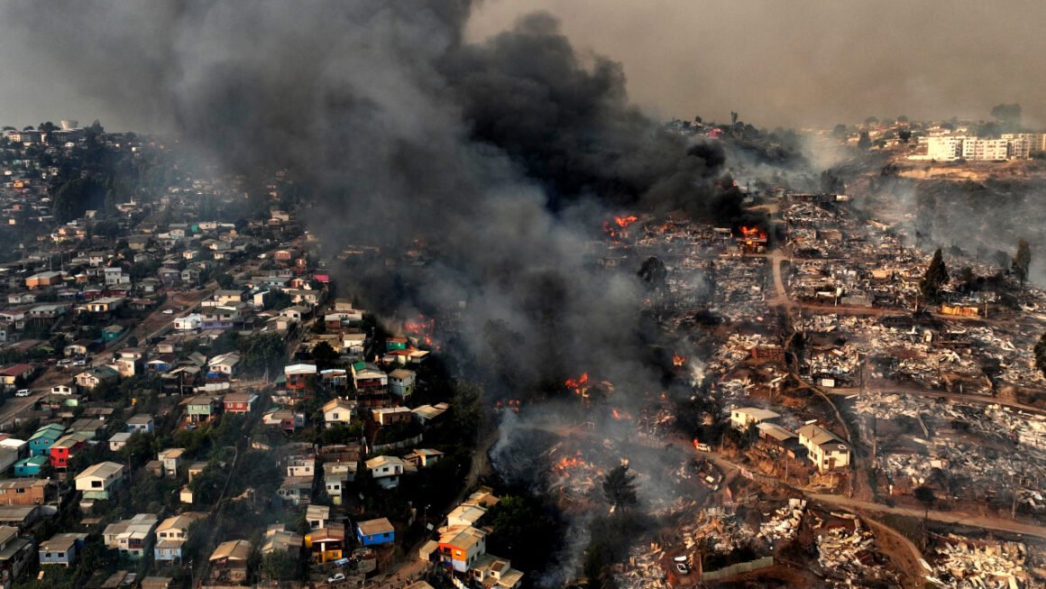 Boric anunció medidas para socorrer a los afectados por los incendios en Chile