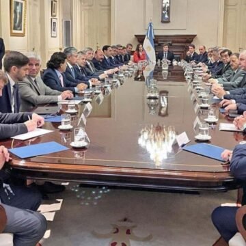 El Gobierno finalmente convocará a los gobernadores por etapas para discutir el Pacto de Mayo