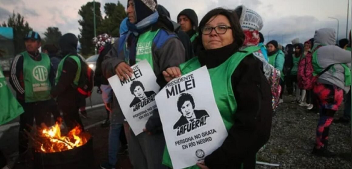 Protestas de ATE en Bariloche: Bloquean el aeropuerto y el acceso al Llao Llao