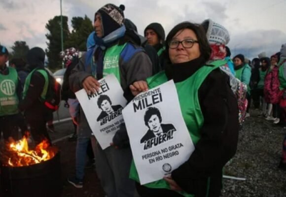 Protestas de ATE en Bariloche: Bloquean el aeropuerto y el acceso al Llao Llao
