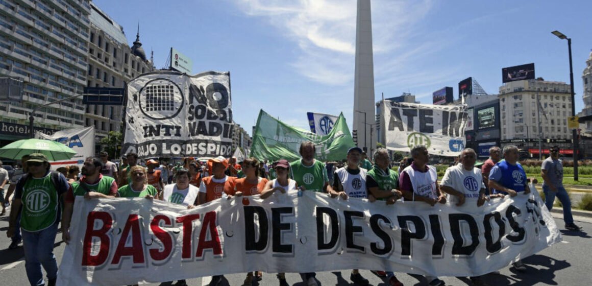 Trabajadores de medios públicos paran contra los despidos