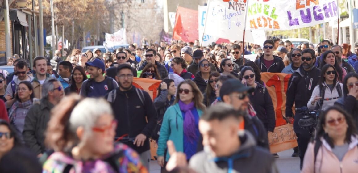 Docentes universitarios paran y marchan por el financiamiento