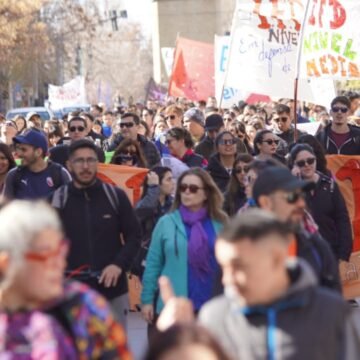 Docentes universitarios paran y marchan por el financiamiento